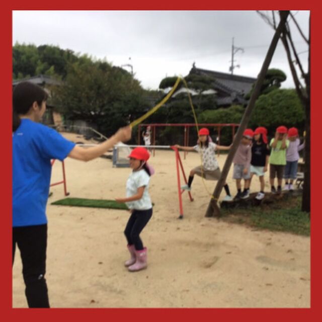 Sun Class (5歳児）☀️
木に縄を結んで大縄跳びをしています！
1人で飛んだり、2人で飛んだり、
3人同時に飛べる事もあります👏
先生の表情やタイミングを見ながら上手に飛んでいますね。

They jumped rope by tying a rope to a tree!
Sometimes one person jumps, sometimes two,
Sometimes all three can jump at the same time👏.
They are jumping well, watching the teacher’s signal for timing.

#フルムーンインターナショナルこども園おおの
#5歳児
#大縄跳び
#外遊び