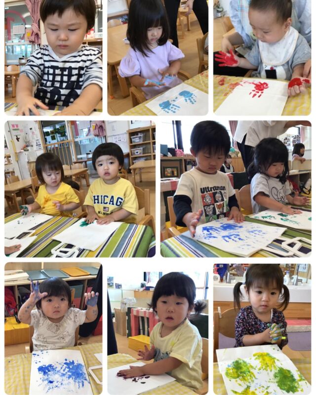 Rainbow Class（1歳児）🌈

製作の秋🍂ですね！
今月はたくさん製作をしました♪
手に絵の具をつけてペッタン！！
写真の最後に写ってる赤、黄色、緑の丸🔴🟡🟢
一体何になるのでしょうか？🤭

It's time to decorate for Autumn 🍂!

We made a lot of decorations this month♪

We painted paper with our hands!!

They are the red, yellow, and green circles at the end of the photo🔴🟡🟢

What do you think it will be? 🤭

#フルムーンインターナショナルこども園おおの
#1歳児
#製作
#製作の秋
#1歳児#rainbowclass