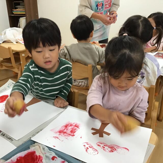 .
☁️Cloud class ☁️
.
野菜スタンプ🥔
秋らしい可愛い作品ができました🍁
.
Vegetable stamps!!
Our cute autumn artworks were completed!!
.
.
#フルムーンインターナショナルこども園おおの
#2歳児
#Cloudclass
#秋
#野菜スタンプ
#じゃがいも
#じゃがいもスタンプ