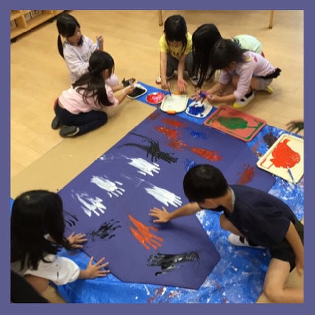 Sun Class（5歳児）☀️
IBユニット「お祝いについて」
探求した事を製作で表現しました！
手に絵の具をつけてペタペタ🎨🙌
何になるのかお楽しみに♪

Our IB Unit is about Celebrations.
We made something during our inquiry!!
We put some paint on our hands and flap smeared them 🎨🙌
Look forward to seeing what it will be.♪

#フルムーンインターナショナルこども園おおの
#5歳児
#製作
#ハンドペイント