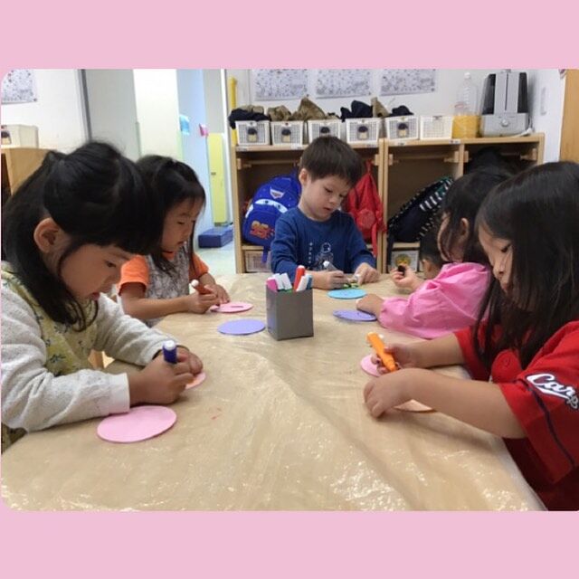 Sky Class（3歳児）☁️

Happy trip(遠足）でインタビューした外国人観光客にお礼で渡すメダルを作りました🎁✨
一生懸命描いています！
とても素敵なメダルになりそうです☺️👏

We made medals to give to the international visitors we will interview on the Happy Trip as a thank you 🎁✨
They worked very hard!
It looks like it's going to be a really nice medal ☺️👏

#フルムーンインターナショナルこども園おおの
#3歳児
#メダル
#インタビュー
#製作