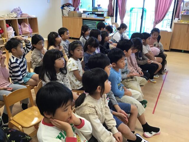 Sun Class（5歳児）☀️

来週、外国人観光客が沢山訪れる場所に親子でHappy trip（遠足）に行きます！😆そこで外国人観光客に英語で質問する内容を考えました！
Sun ClassはIBユニット「祝い」について探求しています🌟
ハロウィン、クリスマス等、国によって様々なお祝いの仕方があります✨
外国人観光客に質問する中で、様々な国の文化や違いを学ぶのがとても楽しみですね☺️❗️

We thought about the questions we will ask the foreign tourists there in English!
Sun Class is exploring about IB unit Celebrations🌟　
We are really looking forward to learning about different cultures and differences in countries as we ask the foreign tourists questions.☺️❗️
　
#フルムーンインターナショナルこども園おおの
#5歳児
#遠足
#英語で質問
#楽しみだね✨ 
#親子遠足