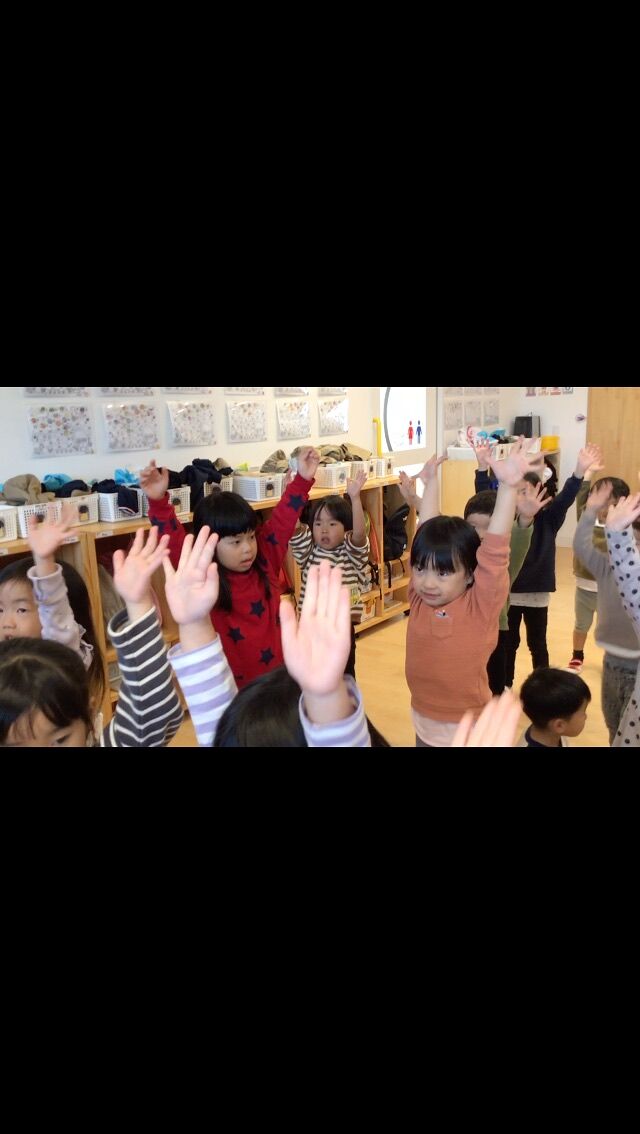 Sky Class☁️（3歳児）

英語の歌に合わせてノリノリでダンス💃✨

リズムに合わせてとっても楽しそうです👏

Dancing to English songs is very fun💃✨
They look like are  enjoy dancing to the rhythm 👏
#フルムーンインターナショナルこども園おおの
#3歳児
#ダンス
#英語