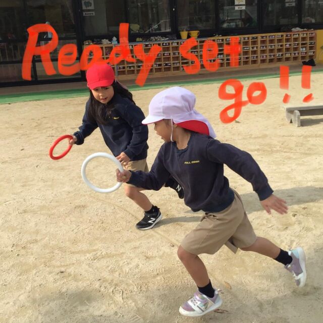 Sun Class☀️（5歳児）

Sun Classの最近の流行りはリレー！！
園庭をぐるっと一周します🏃💨
バトン渡しもとても上手です👏

The latest fad in Sun Class is relays!
They ran round the kindergarten yard 🏃💨
 and pass the baton to each other very well 👏.

#フルムーンインターナショナルこども園おおの
#5歳児
#バトン
#リレー