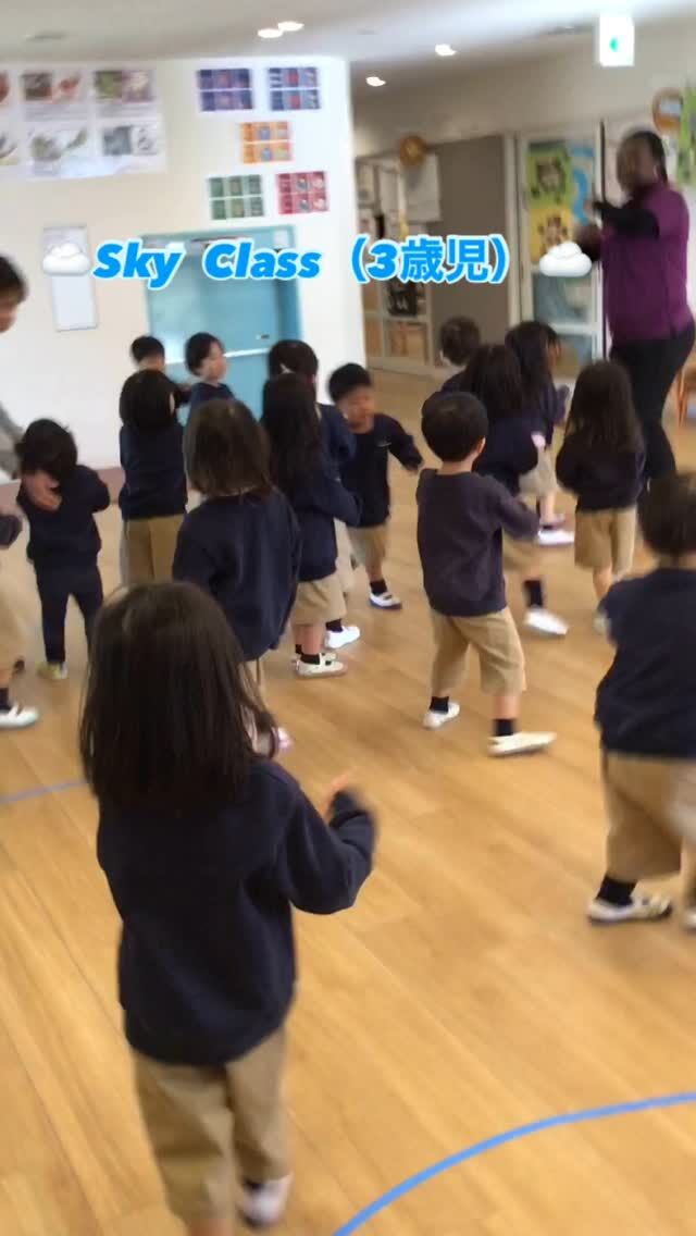 Sky Class☁️（3歳児）

広いホールでダンス💃✨
ダンス大好きなSky Class!!!
曲『move!』
子どもたちからも人気のある曲です🙌

Dancing in the hall!💃✨
Sky Class loves dancing and danced to one of their favorite songs;”move,move”.
It's a popular song among children🙌

#フルムーンインターナショナルこども園おおの 
#3歳児 
#英語でダンス
#ダンス
#外国人講師